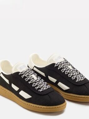 Saye black sneakers
